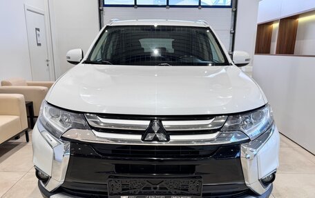 Mitsubishi Outlander III рестайлинг 3, 2018 год, 1 699 000 рублей, 2 фотография
