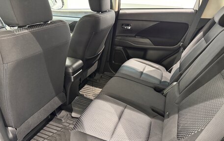 Mitsubishi Outlander III рестайлинг 3, 2018 год, 1 699 000 рублей, 8 фотография