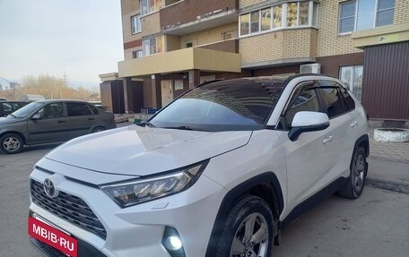 Toyota RAV4, 2019 год, 2 750 000 рублей, 4 фотография