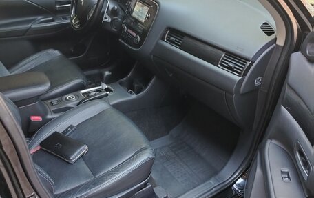 Mitsubishi Outlander III рестайлинг 3, 2015 год, 1 650 000 рублей, 13 фотография