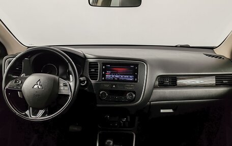 Mitsubishi Outlander III рестайлинг 3, 2018 год, 1 915 000 рублей, 14 фотография