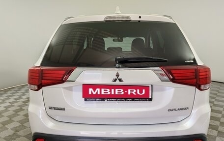 Mitsubishi Outlander III рестайлинг 3, 2018 год, 1 915 000 рублей, 6 фотография