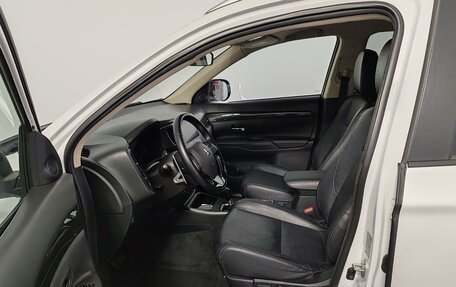 Mitsubishi Outlander III рестайлинг 3, 2018 год, 1 915 000 рублей, 16 фотография