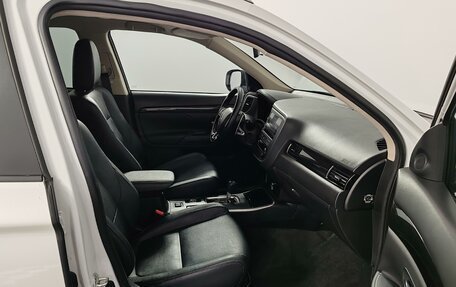 Mitsubishi Outlander III рестайлинг 3, 2018 год, 1 915 000 рублей, 20 фотография