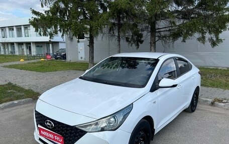 Hyundai Solaris II рестайлинг, 2021 год, 900 000 рублей, 1 фотография