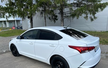 Hyundai Solaris II рестайлинг, 2021 год, 900 000 рублей, 2 фотография
