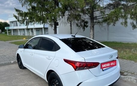 Hyundai Solaris II рестайлинг, 2021 год, 900 000 рублей, 4 фотография