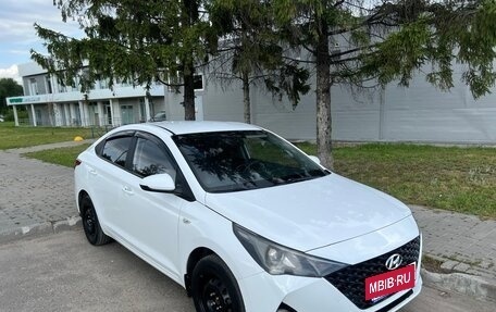 Hyundai Solaris II рестайлинг, 2021 год, 900 000 рублей, 7 фотография