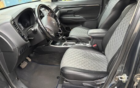 Mitsubishi Outlander III рестайлинг 3, 2019 год, 2 400 000 рублей, 11 фотография