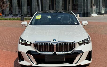 BMW 5 серия, 2024 год, 5 990 000 рублей, 2 фотография