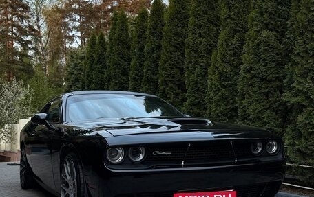 Dodge Challenger III рестайлинг 2, 2016 год, 3 350 000 рублей, 3 фотография
