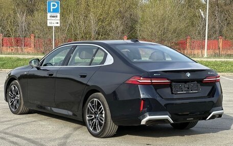 BMW 5 серия, 2024 год, 5 990 000 рублей, 5 фотография