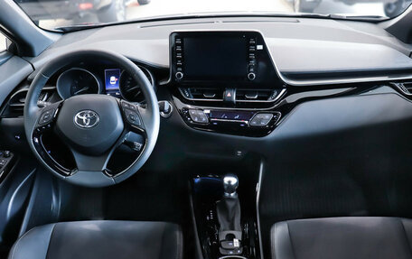 Toyota C-HR I рестайлинг, 2023 год, 3 690 000 рублей, 8 фотография