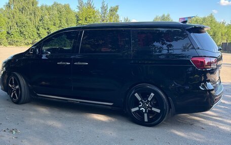 KIA Carnival III, 2017 год, 2 350 000 рублей, 10 фотография