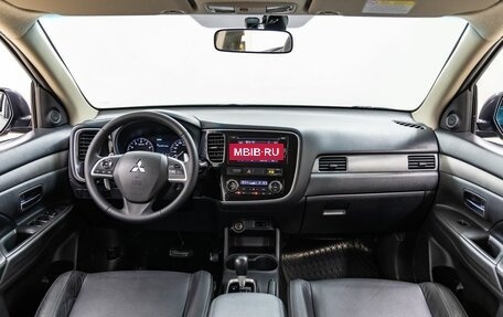 Mitsubishi Outlander III рестайлинг 3, 2013 год, 1 598 000 рублей, 13 фотография