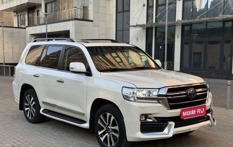 Toyota Land Cruiser 200, 2019 год, 7 390 000 рублей, 3 фотография