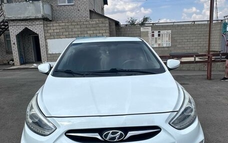 Hyundai Solaris II рестайлинг, 2013 год, 900 000 рублей, 1 фотография
