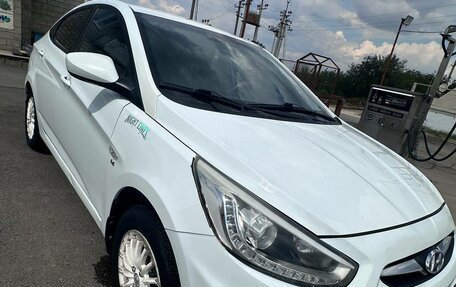 Hyundai Solaris II рестайлинг, 2013 год, 900 000 рублей, 3 фотография
