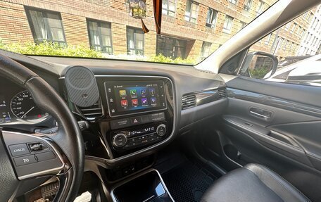 Mitsubishi Outlander III рестайлинг 3, 2017 год, 1 800 000 рублей, 10 фотография