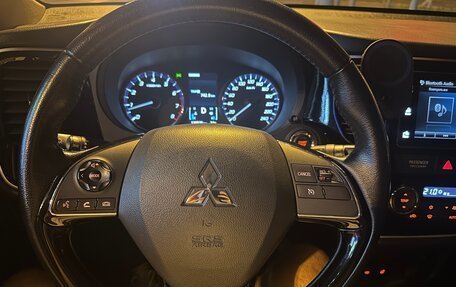 Mitsubishi Outlander III рестайлинг 3, 2017 год, 1 800 000 рублей, 13 фотография
