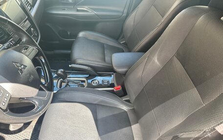 Mitsubishi Outlander III рестайлинг 3, 2017 год, 1 800 000 рублей, 14 фотография