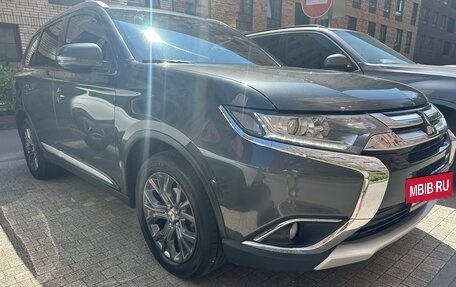 Mitsubishi Outlander III рестайлинг 3, 2017 год, 1 800 000 рублей, 5 фотография