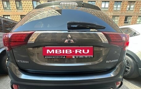Mitsubishi Outlander III рестайлинг 3, 2017 год, 1 800 000 рублей, 2 фотография