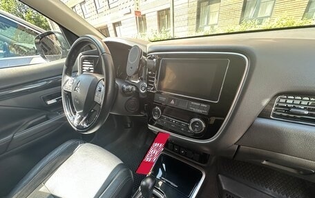 Mitsubishi Outlander III рестайлинг 3, 2017 год, 1 800 000 рублей, 9 фотография