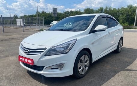 Hyundai Solaris II рестайлинг, 2015 год, 800 000 рублей, 2 фотография