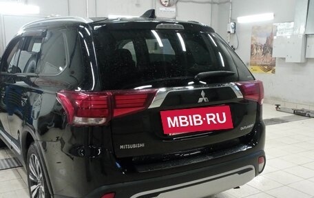 Mitsubishi Outlander III рестайлинг 3, 2019 год, 2 099 000 рублей, 4 фотография