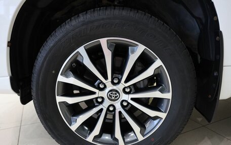Toyota Land Cruiser Prado 150 рестайлинг 2, 2022 год, 6 950 000 рублей, 9 фотография