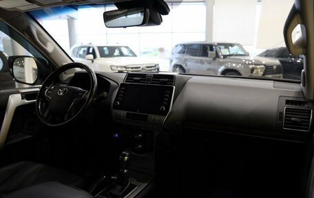 Toyota Land Cruiser Prado 150 рестайлинг 2, 2022 год, 6 950 000 рублей, 12 фотография