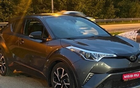 Toyota C-HR I рестайлинг, 2018 год, 1 890 000 рублей, 1 фотография