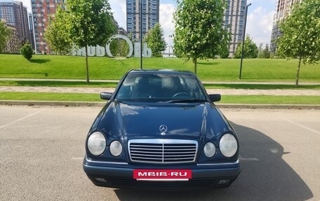 Mercedes-Benz E-Класс, 1997 год, 895 000 рублей, 3 фотография
