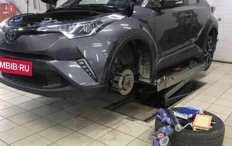 Toyota C-HR I рестайлинг, 2018 год, 1 890 000 рублей, 9 фотография