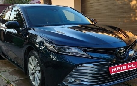 Toyota Camry, 2018 год, 2 390 000 рублей, 3 фотография