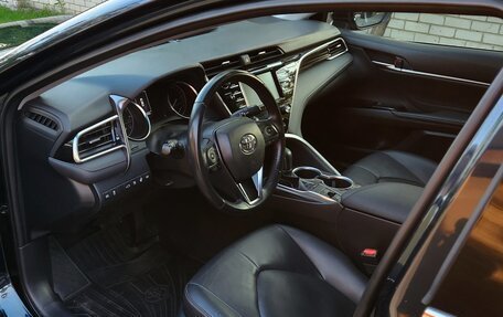Toyota Camry, 2018 год, 2 390 000 рублей, 10 фотография