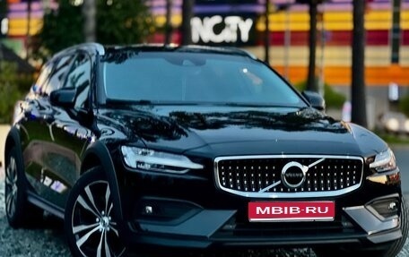 Volvo V60 Cross Country II, 2019 год, 3 500 000 рублей, 1 фотография