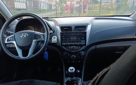Hyundai Solaris II рестайлинг, 2011 год, 700 000 рублей, 20 фотография