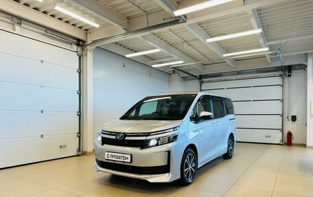 Toyota Voxy III, 2017 год, 2 279 000 рублей, 2 фотография