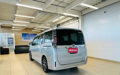 Toyota Voxy III, 2017 год, 2 279 000 рублей, 4 фотография
