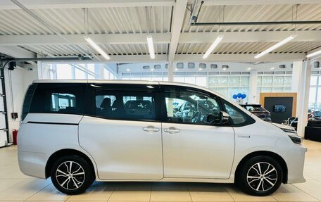 Toyota Voxy III, 2017 год, 2 279 000 рублей, 7 фотография