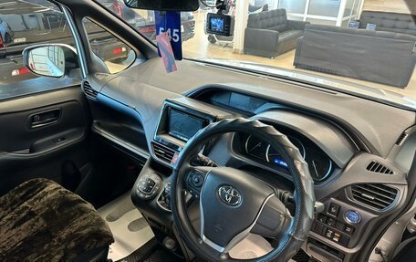 Toyota Voxy III, 2017 год, 2 279 000 рублей, 11 фотография