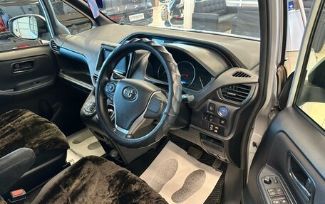 Toyota Voxy III, 2017 год, 2 279 000 рублей, 10 фотография