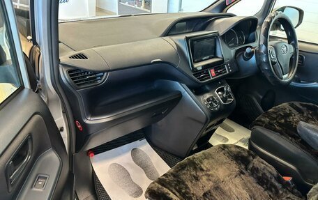 Toyota Voxy III, 2017 год, 2 279 000 рублей, 12 фотография