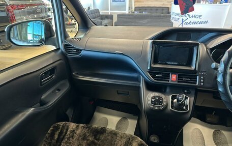 Toyota Voxy III, 2017 год, 2 279 000 рублей, 14 фотография