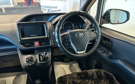 Toyota Voxy III, 2017 год, 2 279 000 рублей, 15 фотография
