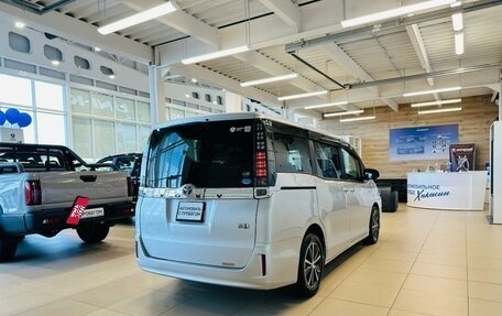 Toyota Voxy III, 2017 год, 2 279 000 рублей, 6 фотография