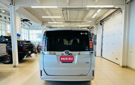 Toyota Voxy III, 2017 год, 2 279 000 рублей, 5 фотография