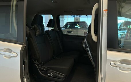 Toyota Voxy III, 2017 год, 2 279 000 рублей, 18 фотография